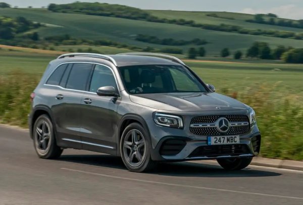 Mercedes възприе интересна дизайнерска стратегия с новия си най-малък SUV. Смалява голяма част от визуалната ДНК на най-големия си (GLS) и също така вместма седем седалки като стандарт в достатъчно малък автомобил, който вероятно не бихте очаквали. И двата фактора може просто да помогнат за продажбата на колата на все по-пренаселен пазар.
GLB се предлага във варианти200 бензин, 200 d, 220 d плюс AMG-lite GLB 35 AMG, който е заимствал своя 2.0-литров бензинов двигател с турбокомпресор и 302 к.с. от хот-хеча Mercedes-AMG A35. Дори базовият бензинов двигател осигурява достатъчна производителност за това, което е сравнително спокойна кола на пътя. Качеството на возене е впечатляващо с адаптивните амортисьори. Управлението е малко меко, но все пак добро. Моделите 4MATIC със задвижване на четирите колела също са впечатляващи за офроуд, съперничейки на Land Rover Discovery Sport.
Седалките на средния ред се плъзгат напред и назад и предлагат прилично пространство за възрастни, въпреки че най-задните столове са много по-малки и подходящи само за деца. Четири от пет задни седалки  имат Isofix точки за детски седалки.
И накрая, Mercedes разшири привлекателността на GLB с чисто електрическа версия EQB, която запазва опцията за седем места. Това го прави по-евтин конкурент на Tesla Model X . Предлага се във варианти с 225 к.с. и 288 к.с., като при двата се задвижват четирите колела. Той е удобен и лесен за шофиране, но с пробег до 414 км изостава доста от по-евтините, макар и петместни конкуренти.